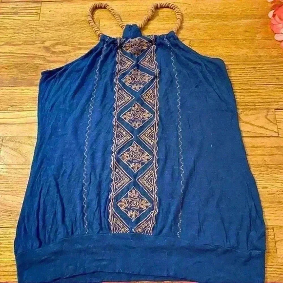 Embroidered halter top - Picture 4 of 11